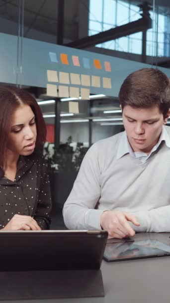 Vertical Screen Mann Und Frau Büro Multiethnische Business Team Bei — Stockvideo