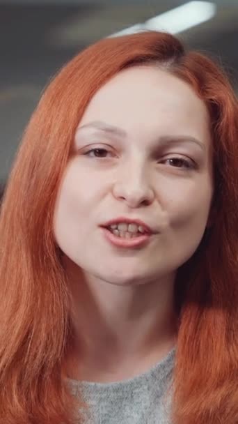 Ekran Pionowy Emocjonalna Kobieta Rudymi Włosami Rozmawiająca Kamerą Internetową Gestykulująca — Wideo stockowe
