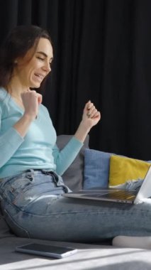 Kanepede bir kadın var ve görüntülü arıyor, gülümsüyor ve el sallıyor. Salgın sırasında web kamerasıyla neşeli kadın arkadaşlarını ya da ailesini selamlarken görüntülemiş. İletişim kavramı