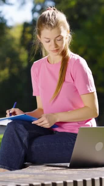 Pantalla Vertical Estudiante Joven Con Cola Caballo Con Camiseta Rosa — Vídeos de Stock
