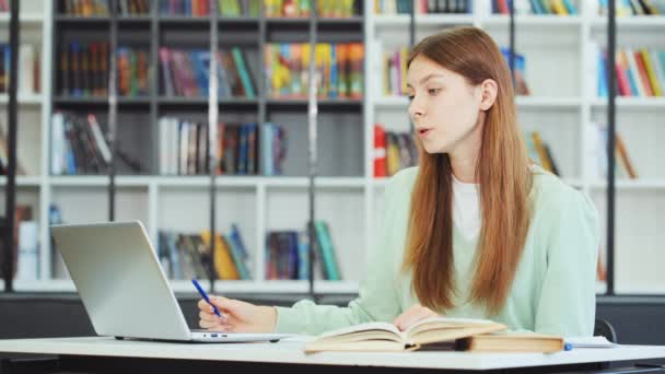 Kavkazská Studentka Vysoké Školy Která Dálkové Studium Laptopu Knihovně Vzdálená — Stock video