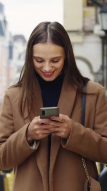 Dikey Ekran: Neşeli kadın akıllı telefonuyla SMS yazıyor. Hayalperest bir kadın caddede sohbet ediyor. Blogcu sosyal medyaya abone oluyor, internetten alışveriş yapıyor, internetten ürün sipariş ediyor. Taşınabilir bağımlılık kavramı