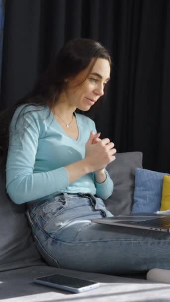 Κάθετη Οθόνη Χαρούμενη Γυναίκα Casual Φορούν Βιντεοκλήση Στο Laptop Ενώ — Αρχείο Βίντεο