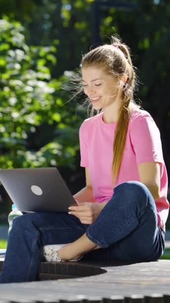 Tela Vertical Jovem Mulher Vestindo Camiseta Rosa Jeans Azul Tendo — Vídeo de Stock