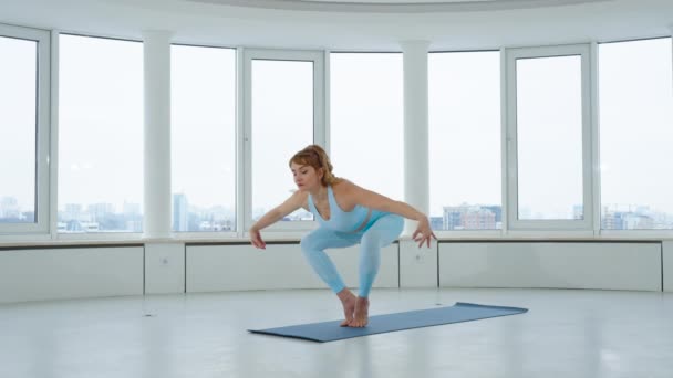 Junge Blonde Frau Übt Variation Von Crow Pose Yogastudio Yogi — Stockvideo