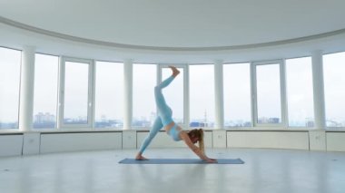 Genç ve sağlıklı bir kadın yoga stüdyosunda 