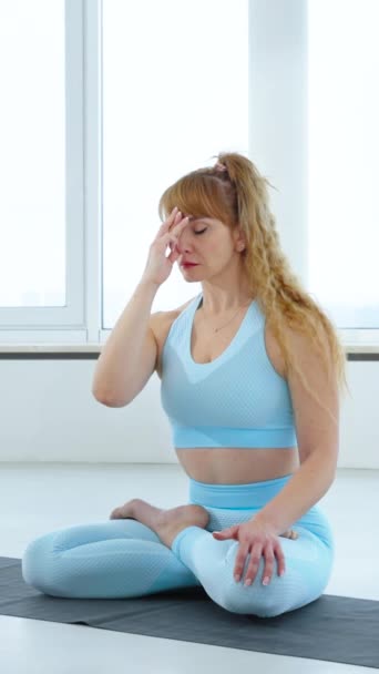 Femme Tenue Sport Bleue Faisant Exercice Nasal Alterné Respiration Narine — Video