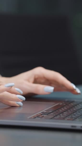 垂直屏幕 女性的手 在笔记本电脑上有修指甲的打字和触摸触摸板 关于在办公室工作的女商人的部分观点 工作的概念 — 图库视频影像