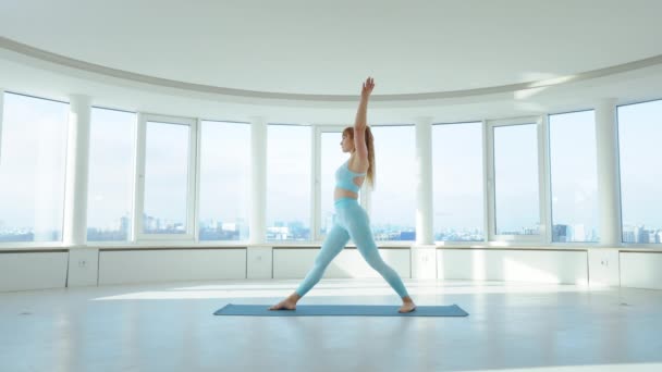 Доросла Жінка Практикує Варіацію Yoga Sequences Triangle Pose Студії Самка — стокове відео