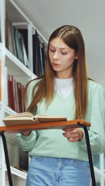 Tela Vertical Menina Adolescente Caucasiana Escada Biblioteca Livro Leitura Estudante — Vídeo de Stock