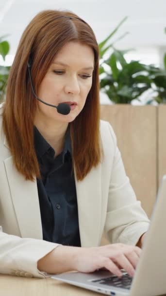 Vertical Screen Emergency Line Operator Wearing Headset Talking Caller Typing — Stockvideo