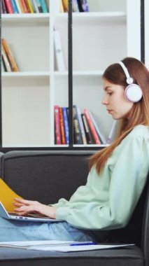 Kanepede kulaklıkla müzik dinleyen ve dizüstü bilgisayarla çalışan genç bir kız. Uzaktan çalışan serbest çalışan biri. Öğrenci kütüphanede internet taraması yapıyor. Uzak çalışma kavramı