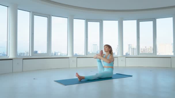 Mujer Rubia Adulta Practicando Yoga Ocho Ángulos Estudio Mujer Yogui — Vídeos de Stock