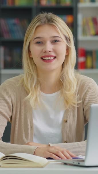 Vertikale Leinwand Glückliches Blondes Mädchen Lässiger Kleidung Das Die Kamera — Stockvideo