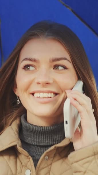Pionowy Ekran Wesoła Młoda Kobieta Rozmawiająca Przez Telefon Podczas Spaceru — Wideo stockowe