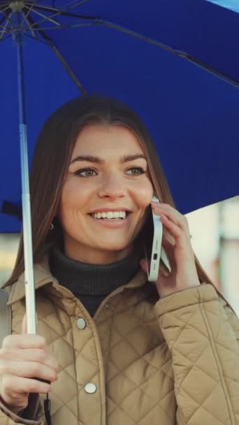 Verticaal Scherm Aantrekkelijke Jonge Glimlachende Vrouw Met Blauwe Paraplu Aan — Stockvideo