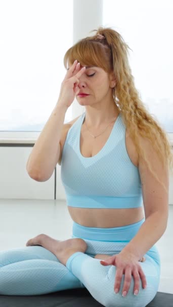Pantalla Vertical Mujer Caucásica Haciendo Ejercicio Respiratorio Nasal Fosa Nasal — Vídeo de stock
