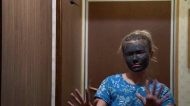 At kuyruklu, yüzünde kilden maskeyle dans eden şirin bir kız. Mutlu ergenlik çağındaki kadın portresi. Kaplıca ameliyatlarından zevk alıyor. Cilt bakımı kavramı