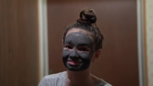 Funny Teenager Hair Bun Wearing Home Apparel Mud Mask Face — 비디오