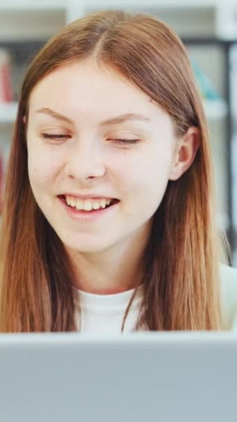 Ekran Pionowy Uśmiechnięta Nastolatka Dzwoniąca Wideo Laptopie Bibliotece Rozmawiająca Kamerą — Wideo stockowe