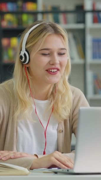 Ekran Pionowy Nastolatka Nosząca Słuchawki Dzwoniąca Przez Laptopa Witająca Kogoś — Wideo stockowe