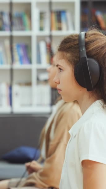 Dikey Ekran Sınıfta Oturan Bayan Öğrenci Kulaklık Kullanıyor Duvarında Dokunmatik — Stok video