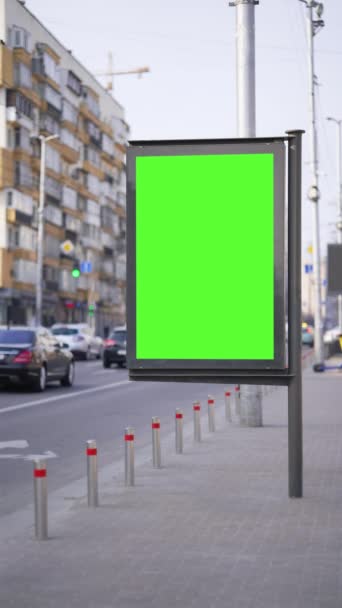 Schermo Verticale Cartellone Verde Con Sfondo Del Traffico Cittadino Trasporto — Video Stock