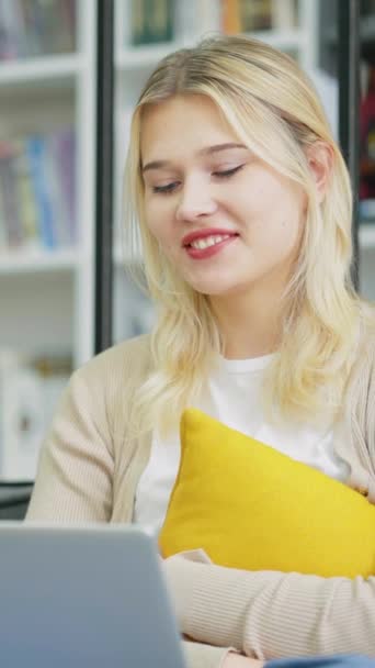 Vertical Adolescente Joyeuse Avec Des Cheveux Blonds Assis Sur Canapé — Video
