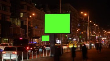 Gece trafiği olan yeşil ekran reklam panosu zamanı. Gece şehir caddesinde üzerinde krom anahtar olan lamba kutusu. Ticari bilgi ve reklam pazarlama kavramını kabul et