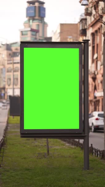 Вертикальный Экран Зеленый Экран Билборд Городским Трафиком Размытый Транспорт Движется — стоковое видео