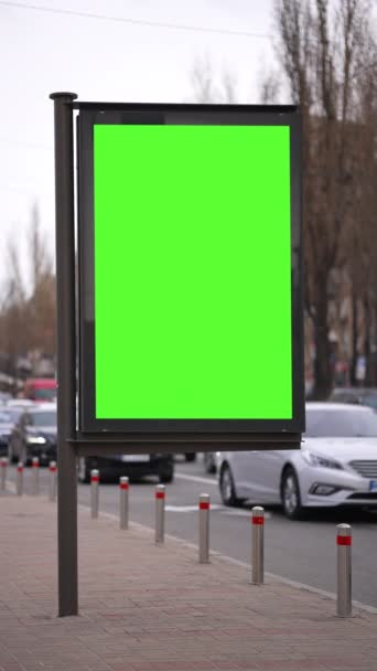 Ekran Pionowy Billboard Zielonym Ekranem Ruchem Miejskim Niewyraźny Transport Poruszający — Wideo stockowe