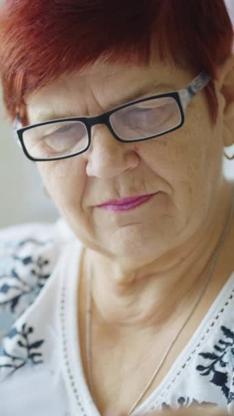 垂直屏风 老年妇女 戴着眼镜 在家阅读处方药说明 有健康问题的老年病人 保健的概念 — 图库视频影像