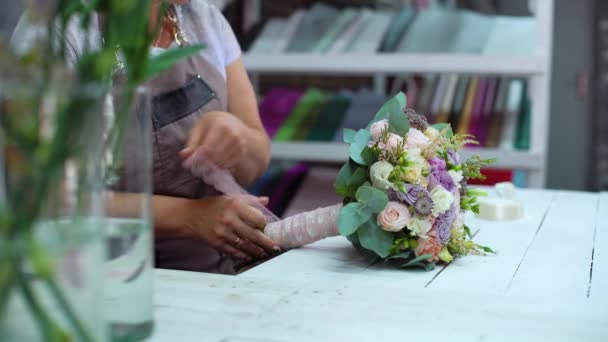 Professionele Bloemist Rangschikken Met Lint Bruiloft Boeket Floral Design Studio — Stockvideo
