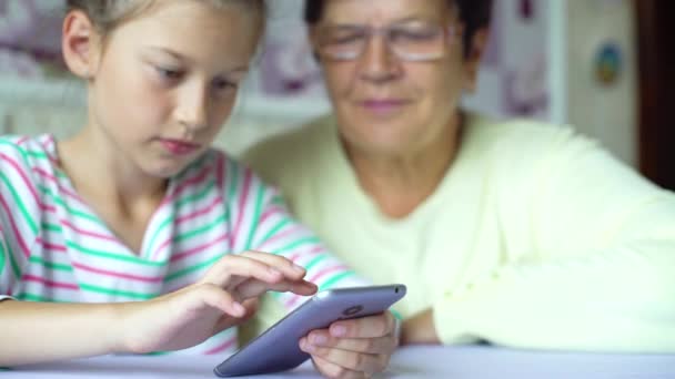 Młodych Cute Wnuczka Babci Uczy Się Domu Pomocą Smartfonu Mała — Wideo stockowe