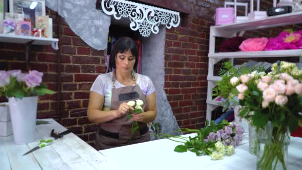 Fleuriste Professionnel Efface Rose Blanche Des Pétales Secs Dans Studio — Video