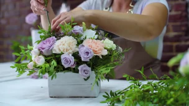 Professionele Bloemist Arrangeren Prachtige Bloemcompositie Houten Doos Floral Design Studio — Stockvideo