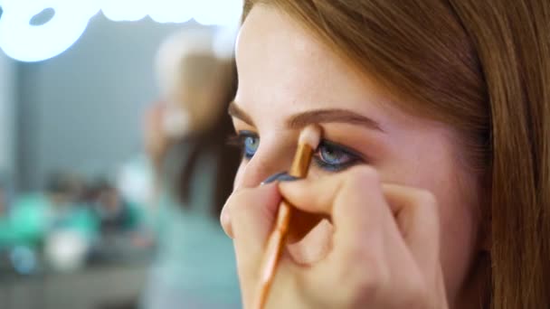 Närbild Ansikte Attraktiv Ung Kvinna Att Professionell Makeup Skönhetssalong Människor — Stockvideo