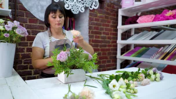 Professional Florist Arranging Beatiful Flower Composition Wooden Box Floral Design — Stock Video