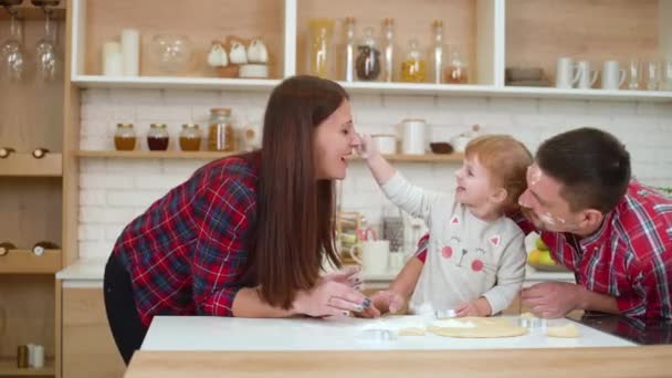 Famille Heureuse Amuser Avec Farine Dans Cuisine Famille Parentalité Nourriture — Video