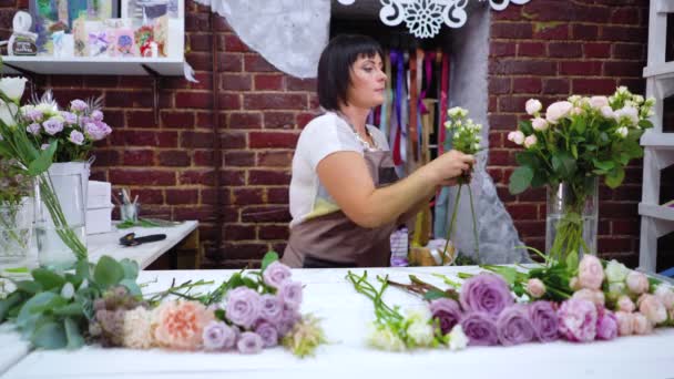 Professionel Kaukasiske Kvindelige Blomsterhandler Mester Forberede Vælge Rosengrene Til Blomsterbuket – Stock-video