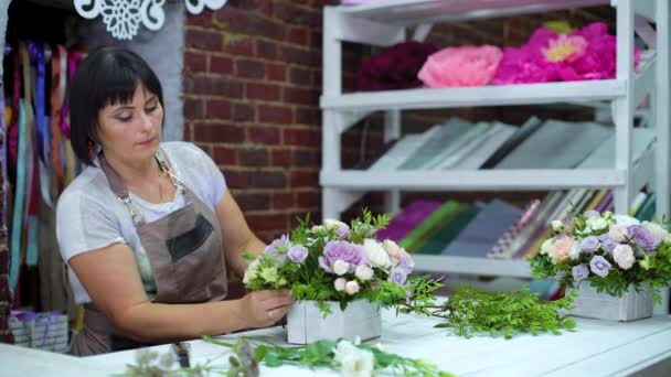 Profesjonalny Kwiaciarnia Aranżacji Piękne Kompozycje Kwiatowe Drewnianym Pudełku Kwiatowym Studio — Wideo stockowe