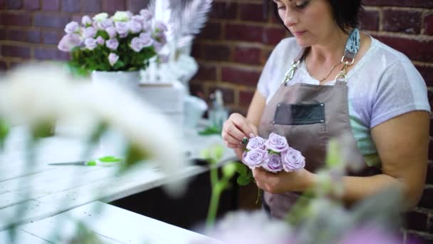 Professionelle Floristin Reinigt Weiße Rosen Aus Trockenen Blütenblättern Floristikstudio Kaukasische — Stockvideo