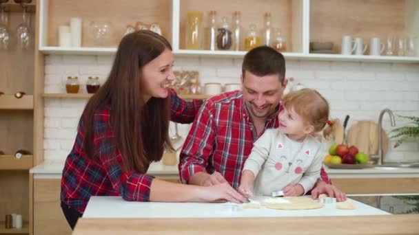Famille Heureuse Amuser Ensemble Dans Cuisine Famille Parentalité Nourriture Maison — Video