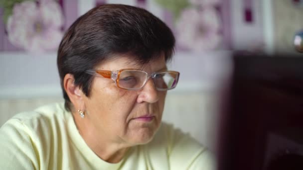 Wanita Tua Berkacamata Berselancar Internet Menggunakan Laptop Rumah Pensiunan Perempuan — Stok Video