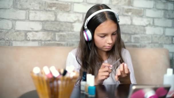 Söt Flicka Hörlurar Och Hemkläder Lyssnar Musik Telefon Tonåring Gör — Stockvideo