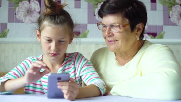 Słodka Wnuczka Uczy Babcię Jak Używać Smartfona Domu Mała Dziewczynka — Wideo stockowe