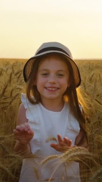 Χαριτωμένο Κορίτσι Φορώντας Λευκό Φόρεμα Και Ψάθινο Καπέλο Πόδια Στον — Αρχείο Βίντεο