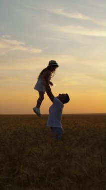 Aile gün batımında buğday tarlasında eğleniyor. Yavaş çekim baba kızını havaya fırlatıyor. Mutlu insanlar doğada birlikte vakit geçiriyorlar. Aşk ve Babalar Günü kavramı