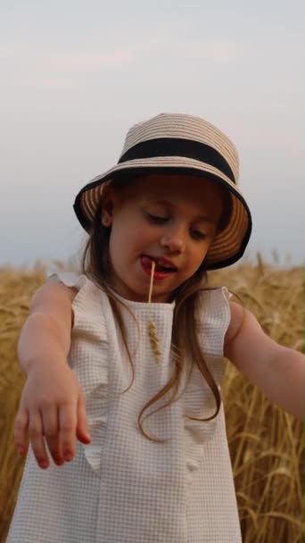 Écran Vertical Petite Fille Portant Une Robe Blanche Chapeau Paille — Video