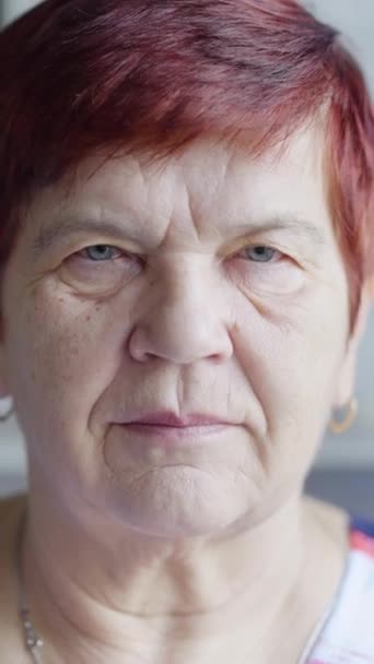 Vertikal Skärm Senior Kvinna Med Rynkig Hud Blå Ögon Och — Stockvideo